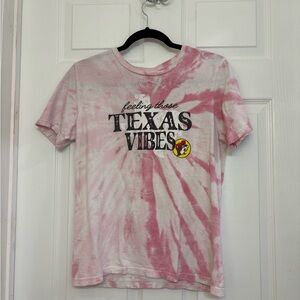 Buc-Ees Youth “Feeling Those Texas Vibes” Tie-Dye Tee - Pink & White